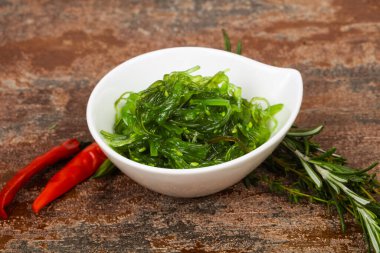 Susamlı yosun salatası Chuka.