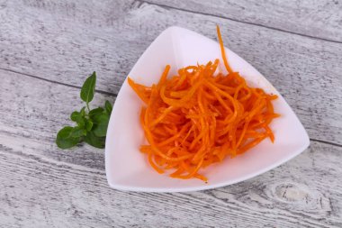 Kore cattot atıştırmalık salatası kasede fesleğen yaprağı servis edilir.