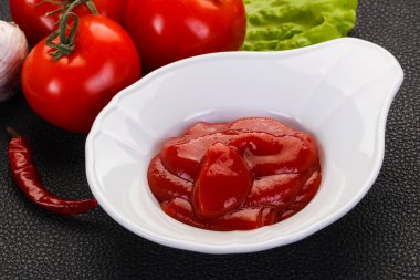 Domates ketçap sosu biber ve sarımsak servis edildi.