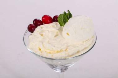 Kuru erikli ve kızılcıklı dondurma.