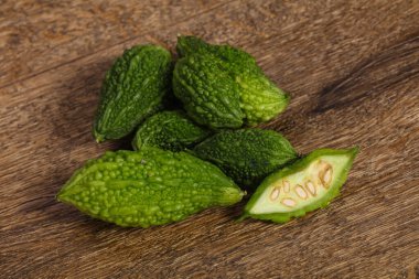 Tropikal egzotik sebze-acı kavun yığını