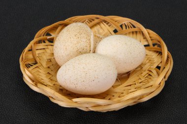 Pişirmeye hazır üç büyük çiğ hindi yumurtası.