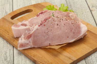 Çiğ domuz eti ızgara için hazır.