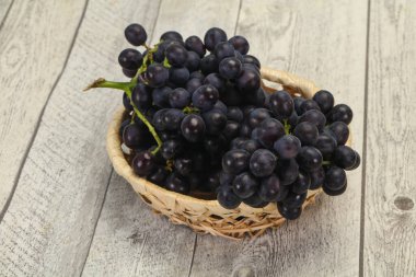 Taze taze tatlı kırmızı üzüm dalında