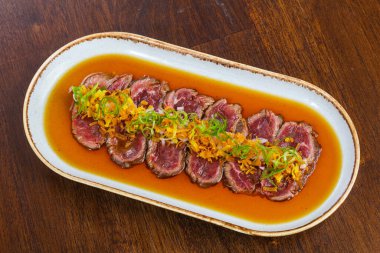 Soslu, baharatlı ve otlu sığır eti.