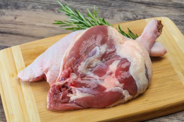 Çiğ ördek bacağı pişirmek için biberiye servis edilir.