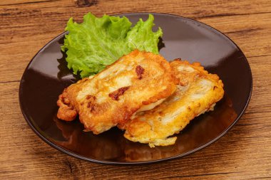 Ekmeğin içinde kızarmış morina balığı