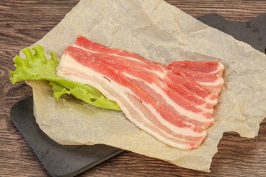 Fırında pişmemiş domuz pastırması.