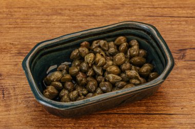 Kasede salamura edilmiş kapari.