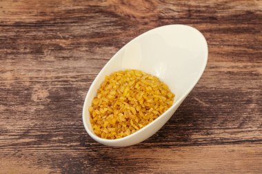 Vejetaryen mutfağı. Kasede pişirmek için kuru bulgur.