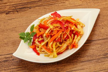 Havuç ve biberli vejetaryen lahana salatası 