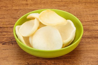 Asya usülü - kâsede ev yapımı karides cipsi