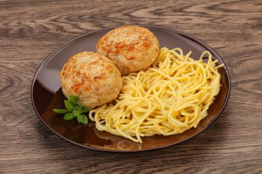 Peynirli spagetti ve ev yapımı tavuk pirzolası.