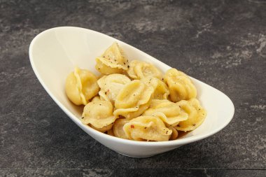 Et ve baharatlı Rus geleneksel hamur tatlısı.