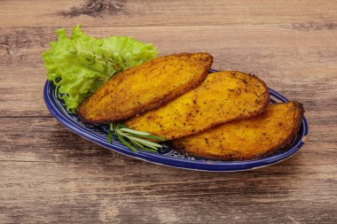 Fırında patates ve biberiye servis edilen baharatlar.