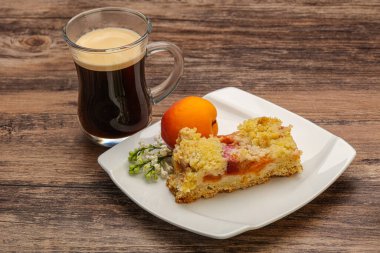 Kayısı ve kahveyle kabuklu turta.