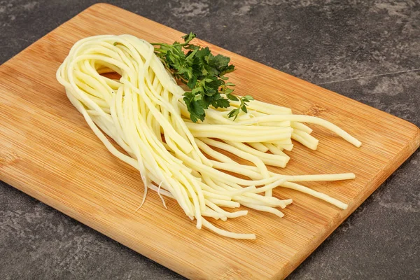 Chechil Espaguete Queijo Lanche Sobre Bordo — Fotografia de Stock