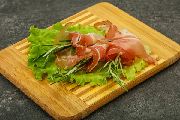 Biberiyeli dilimlenmiş domuz eti.