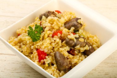 Tavuk kalbi ve kuru domatesli bulgur.