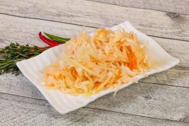 Salamura lahana - kekik ve biberiye ile lahana turşusu