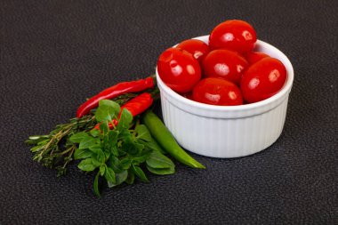 Kasede fesleğen servis edilen vişneli domates turşusu