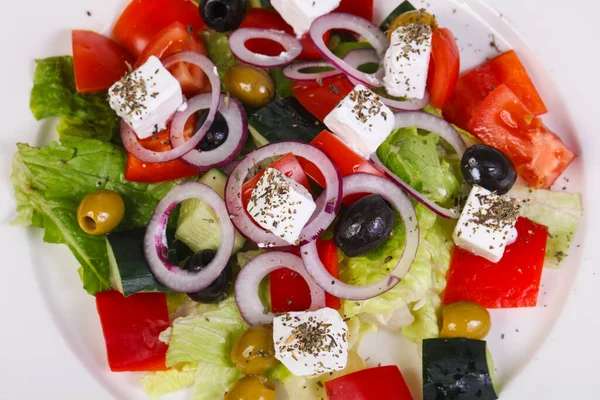 Tradiční Řecký Salát Sýrem Feta Zeleninou Bylinkami — Stock fotografie