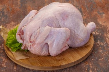 Çiğ tavuk pişirmeye hazır.