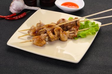 Acı soslu tavuk derisi şiş.