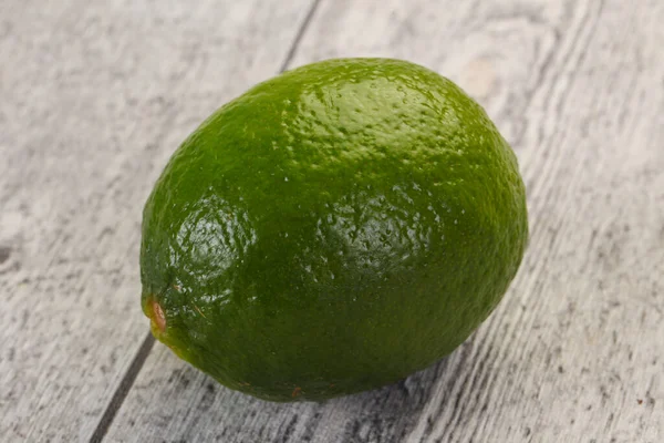 Limão Verde Maduro Sobre Fundo Madeira — Fotografia de Stock