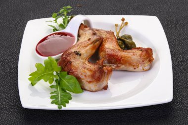 Dut soslu kızarmış tavşan bacağı.