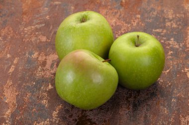 Olgun, tatlı, sulu elma
