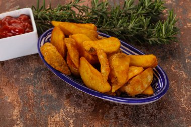 Biberiye ve soslu kızarmış patates dilimleri.