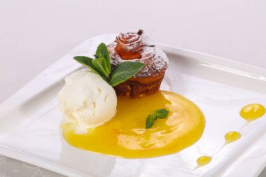 Dondurmalı lezzetli sıcak kek. Naneli.