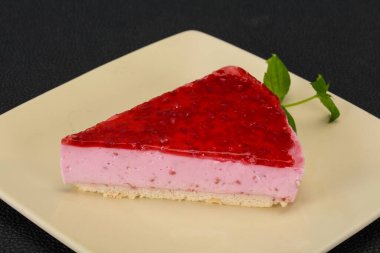 Yumuşak ahududu cheesecake plaka nane servis