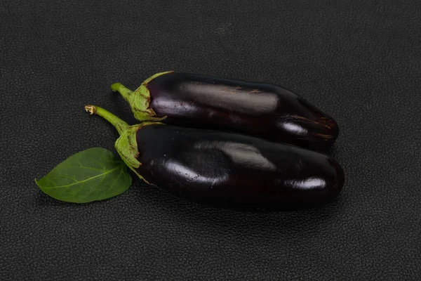 Peu Aubergines Mûres Savoureuses Sur Fond Bois — Photo