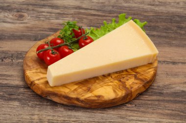 İtalyan geleneksel parmesan peyniri üçgeni salata servis etti