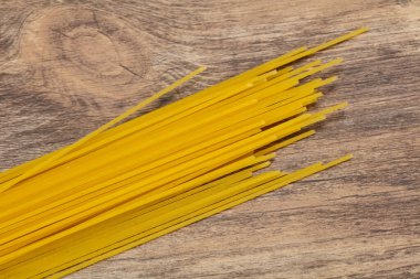 Kuru çiğ spagetti bovling için hazır.