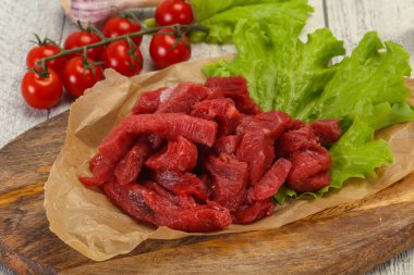 Çiğ et dilimlenmiş, pişirmeye hazır.