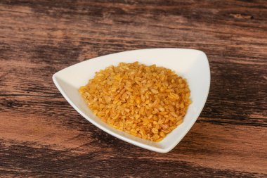 Vejetaryen mutfağı. Kasede pişirmek için kuru bulgur.