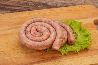 Izgara için çiğ domuz sosisi halkası.