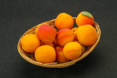 Taze, tatlı, birkaç kayısı meyvesi.