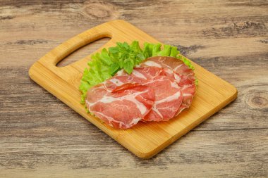 Lezzetli tütsülenmiş domuz budu.