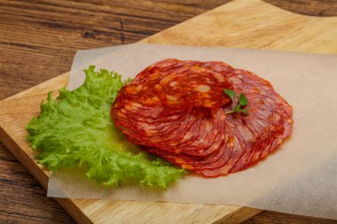 İtalyan geleneksel Chorizo domuz sosisleri fesleğen yaprağı servis ediyordu.