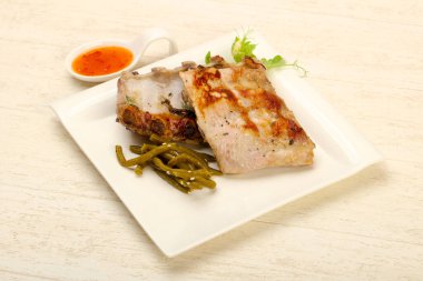 Kızarmış domuz kaburgası.