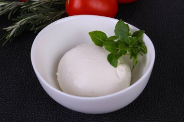İtalyan Mozzarella peynir topu fesleğen ve domates servis etti.