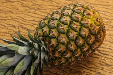 Ahşap arka plan üzerinde olgunlaşmış taze ananas