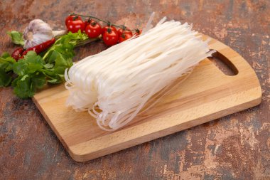 Çiğ pirinç eriştesi kişniş yaprağı servis edilir.