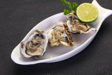 Limonlu ve maydanozlu taze istiridye.