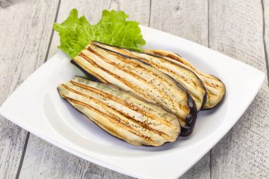 Kavanozda kızarmış patlıcan.