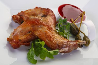 Dut soslu kızarmış tavşan bacağı.